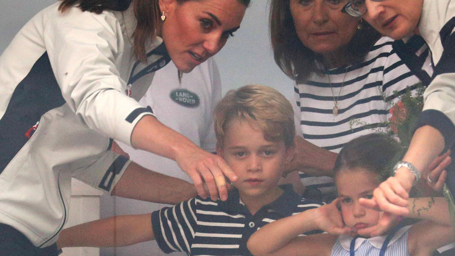 Кейт Миддлтон, ее дочь Шарлота и сын Джордж приветствуют собравшуюся публику на&nbsp;благотворительной парусной регате The King’s Cup, августа 2019 года