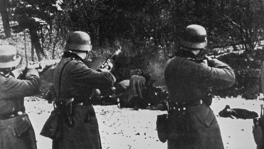 Расстрел польских граждан подразделением вермахта в 1939 году.