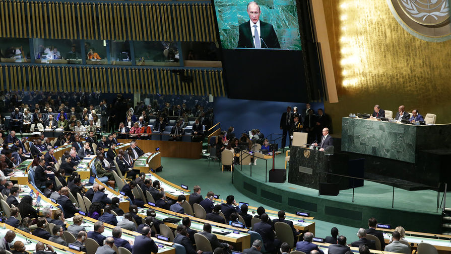 Президент России Владимир Путин выступает на пленарном заседании 70-й сессии Генеральной Ассамблеи ООН в Нью-Йорке, 2015 год