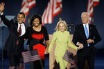 Избранный президент США Барак Обама с супругой Мишель и вице-президент Джо Байден с супругой Джилл на вечеринке в Чикаго после победы на выборах, 2008 год