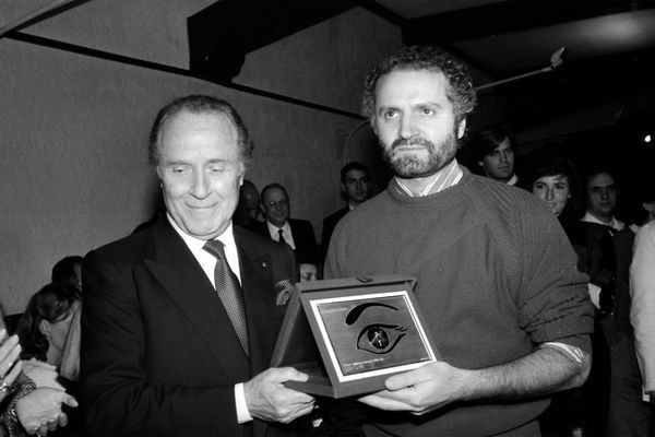 Джанни Версаче получил премию «Золотой глаз» как «Лучший дизайнер женской коллекции», Милан, 1984 год