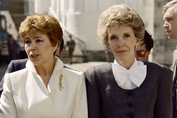 Супруга Генерального секретаря ЦК КПСС Раиса Горбачева (слева) и супруга Президента США Нэнси Рейган (справа) во время официального визита Президента США Рональда Рейгана в СССР, 1988 год