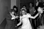 Актриса Шэрон Тейт и режиссер Роман Полански во время свадьбы в Лондоне, 1968 год