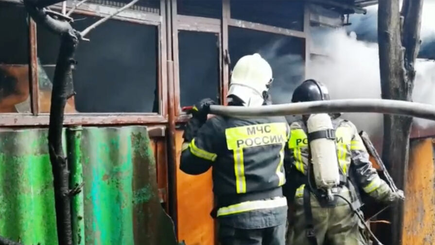 В Сочи загорелся жилой барак