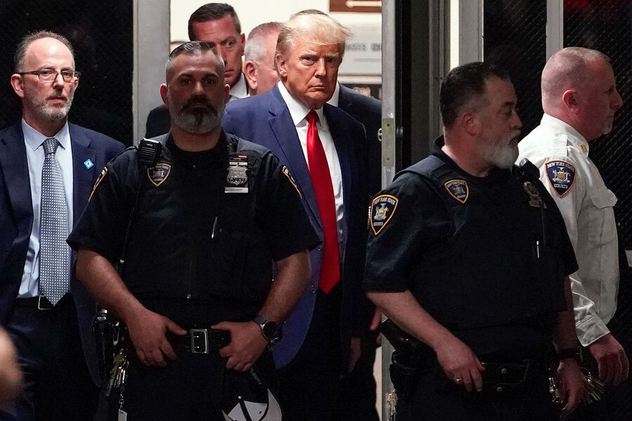 Экс-президент США Дональд Трамп в зале суда Нью-Йорка, где ему были предъявлены обвинения по 34 пунктам, 4 апреля 2023 года