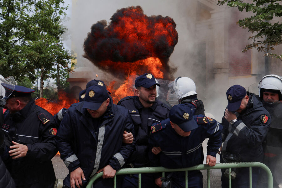 Полицейские на&nbsp;митинге сторонников оппозиции, которые бросают коктейли Молотова в&nbsp;здание резиденции премьер-министра в&nbsp;Тиране, обвиняя его в&nbsp;коррупции, Албания, 26&nbsp;апреля 2024&nbsp;года 