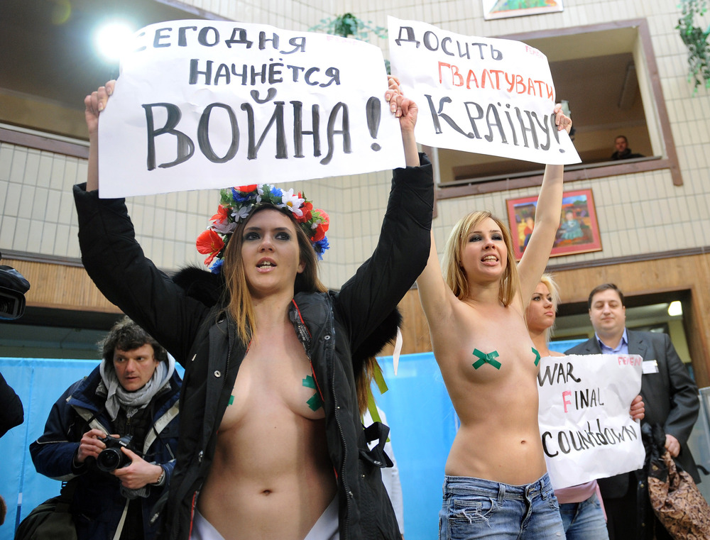 Акция 7 февраля 2010 года на избирательном участке в здании Киевской детской академии искусств в день второго тура выборов президента Украины.