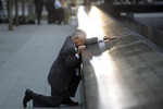 11 сентября. Житель Нью-Йорка, потерявший сына во время террористической атаки 11 сентября 2001 года у мемориала жертвам трагедии на месте бывшего Всемирного торгового центра.