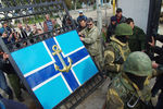 Представители сил самообороны Крыма и военнослужащие у штаба ВМС Украины