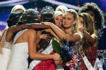 Участницы конкурса «Мисс США — 2014» поздравляют Ниа Санчес с победой в финале