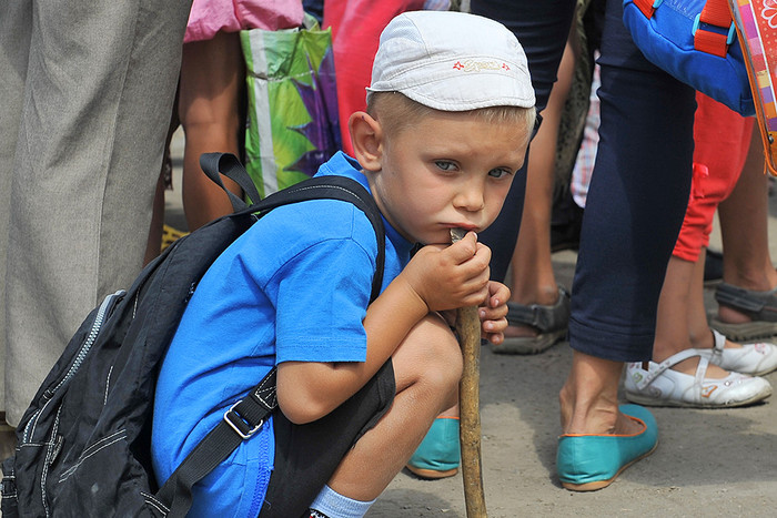 Ребенок на территории лагеря для украинских беженцев