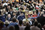 Бао Тай Лян заняла первое место в категории «Спорт» со снимком, на котором аргентинский футболист Лионель Месси смотрит на Кубок чемпионата мира по футболу на стадионе «Маракана» в Рио-де-Жанейро. Аргентина в финале ЧМ-2014 проиграла.