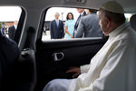 Папа Римский Франциск в автомобиле Fiat 500 во время визита в США