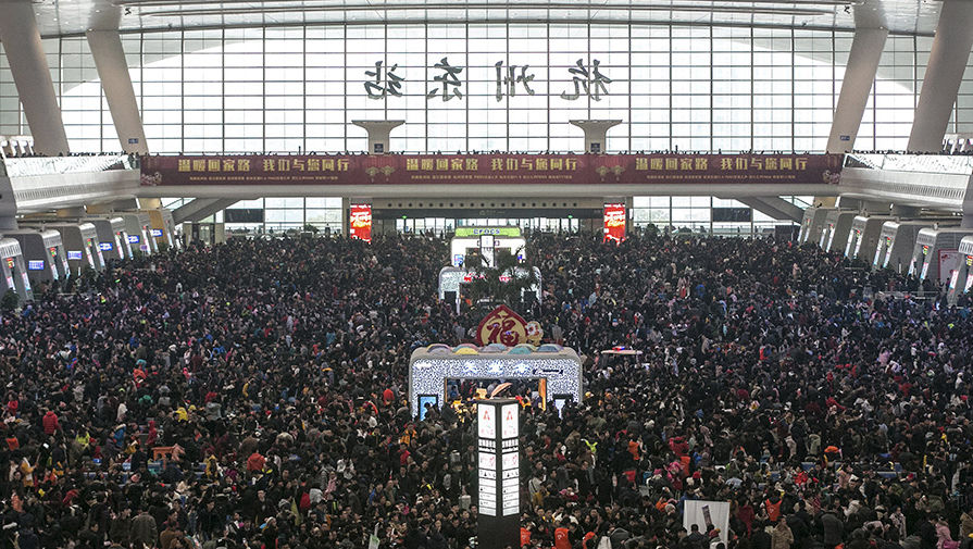 В&nbsp;Китае 100&nbsp;тысяч человек скопились на&nbsp;вокзале из-за задержки поездов 