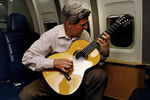 Госсекретарь США Джон Керри (гитара)