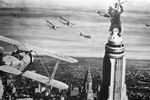 Истребители атакуют Кинг-Конга на Эмпайр-стейт-билдинг в сцене из фильма «Кинг-Конг» (1933)