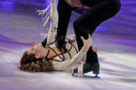 Актриса Екатерина Гусева и фигурист Роман Костомаров во время выступления в рамках шоу «Звезды на льду», 2006 год