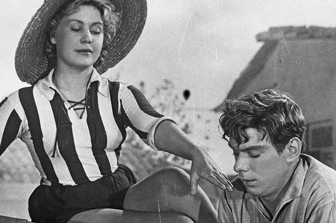 Кадр из фильма «Дорогой мой человек». Варвара Степанова — артистка Инна Макарова, Владимир Устименко — артист Алексей Баталов