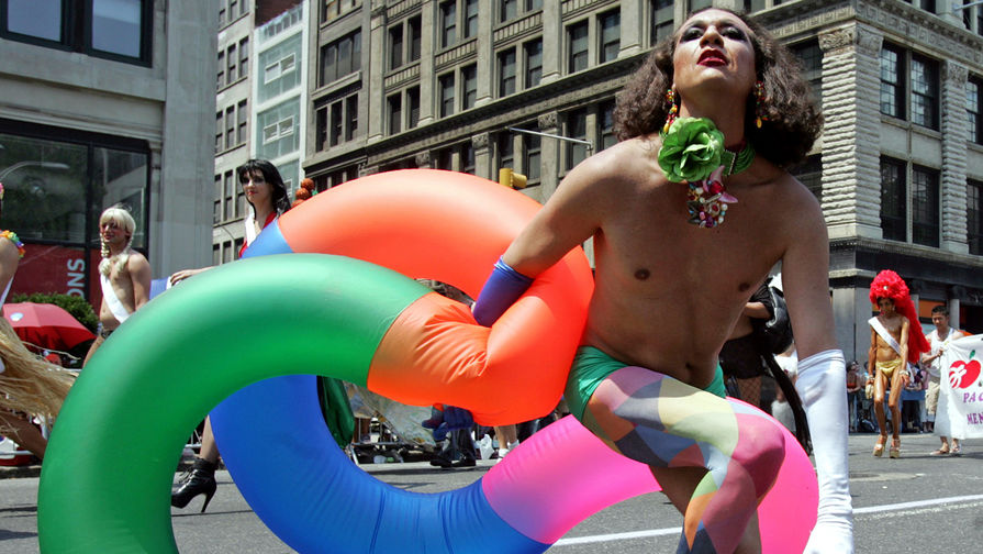 Участник ежегодного марша лесбиянок, геев, бисексуалов и трансгендеров в Нью-Йорке 
