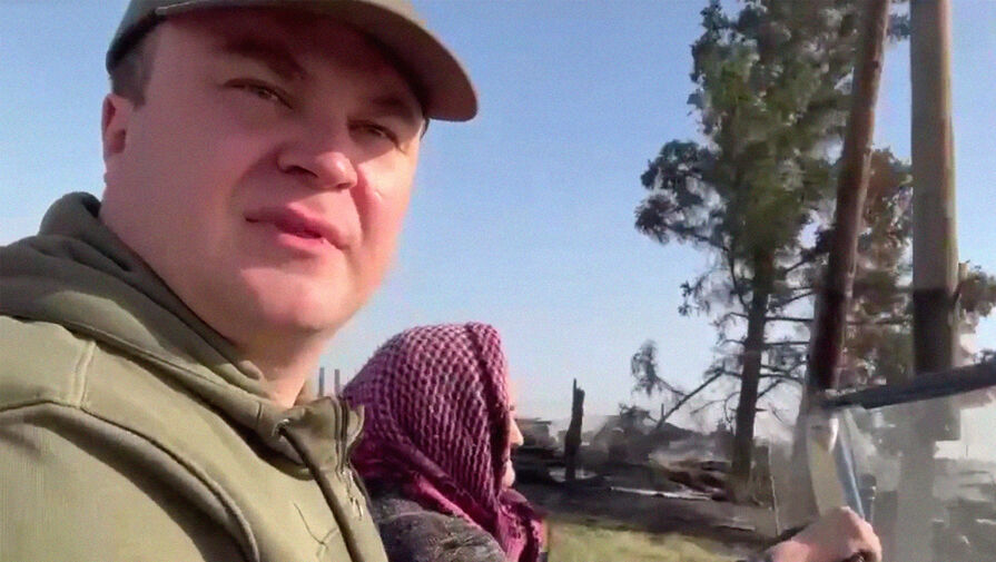 Бабушка в косынке возила губернатора Омской области в кабриолете по сгоревшему селу