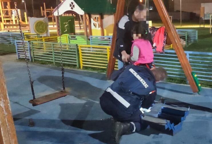 Подмосковные спасатели освободили застрявшую в качелях девочку
