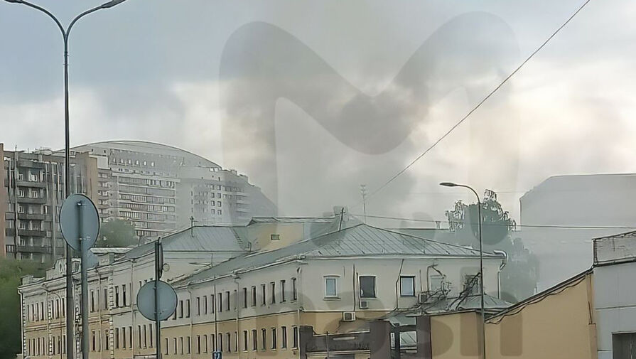 В Москве горит фитнес-клуб на Большой Семеновской