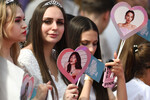 Поклонницы творчества певицы Mia Boyka на красной дорожке перед церемонией вручения ХХ национальной телевизионной премии в области популярной музыки МУЗ-ТВ 2025. Легенда в Live Арене в Москве, 7 июня 2025 года