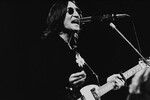 Музыкант Джон Леннон во время выступления на сцене Мэдисон-сквер-гарден, Нью-Йорк, 28 ноября 1974 года