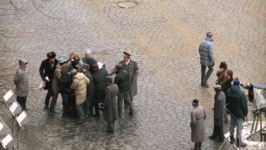 Пули прошли над головой: как Горбачева чуть не расстреляли на Красной площади