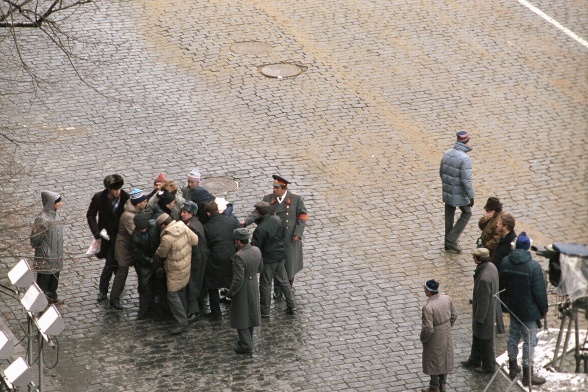 Пули прошли над головой: как Горбачева чуть не расстреляли на Красной площади