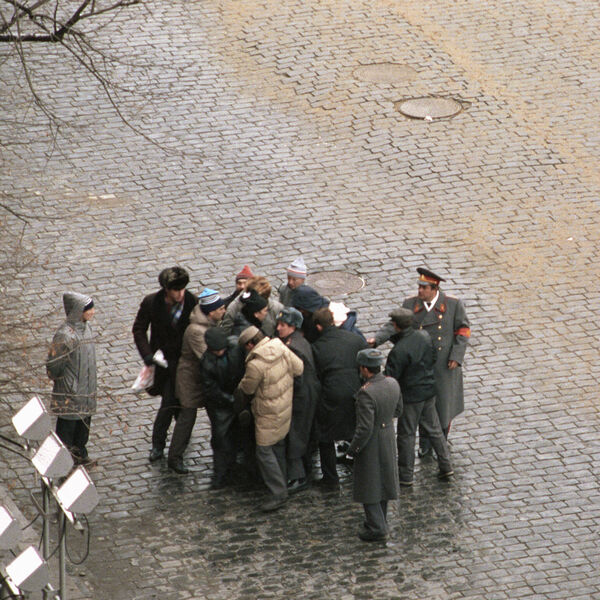 Пули прошли над головой: как Горбачева чуть не расстреляли на Красной площади