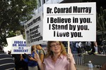 руках у сторонников доктора были плакаты «Справедливость для Мюррея», «Команда Мюррея», «Конрад, мы тебе верим». «Он благочестивым человек, он джентльмен, — сказала одна из сторонниц Мюррея. — Он будет оправдан».