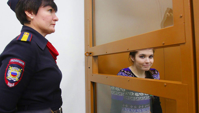 Студентка Александра Иванова (Варвара Караулова) во время заседания Московского окружного военного...
