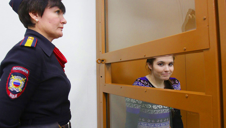 Студентка Александра Иванова (Варвара Караулова) во время заседания Московского окружного военного суда, 13 ноября 2016 года