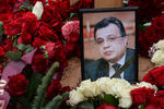 Фотография на могиле посла России в Турции Андрея Карлова на Химкинском кладбище в Москве
