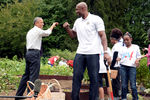 Президент США Барак Обама и бывший баскетболист Алонзо Моурнинг во время работы в огороде Мишель Обамы около Белого дома, октябрь 2016 года