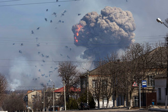 Горящие склады на военной базе в городе Балаклея Харьковской области Украины, 23 марта 2017 года