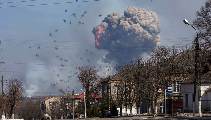 Горящие склады на военной базе в городе Балаклея Харьковской области Украины, 23 марта 2017 года