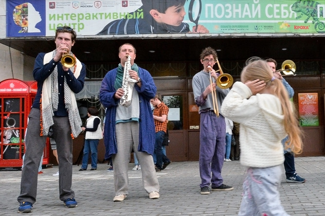 Музыканты играют у Дарвиновского музея во время международной акции «Ночь в музее», 20 мая 2017 года