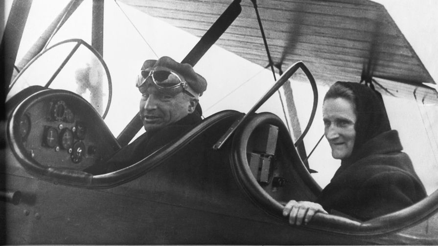 Летчик Валерий Чкалов с матерью, 1 июня 1936 года