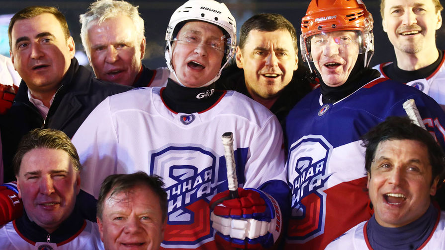 Как Путин сыграл в хоккей на Красной площади