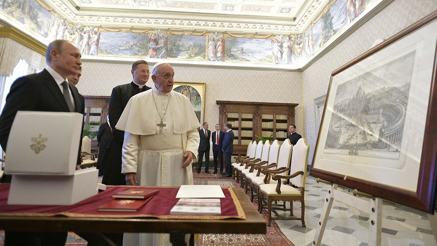 Президент России Владимир Путин и папа Римский Франциск во время встречи в Ватикане, 4 июля 2019 года