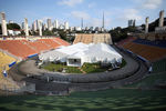 Полевой госпиталь для зараженных коронавирусом на стадионе в Сан-Паулу, Бразилия, март 2020 года