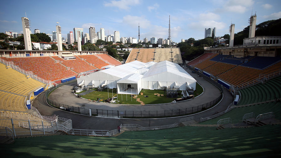 Полевой госпиталь для зараженных коронавирусом на стадионе в Сан-Паулу, Бразилия, март 2020 года