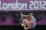 Светлана Феофанова выполняет прыжок с шестом во время квалификационных соревнований женщин на XXX летних Олимпийских играх в Лондоне, 2012 год
