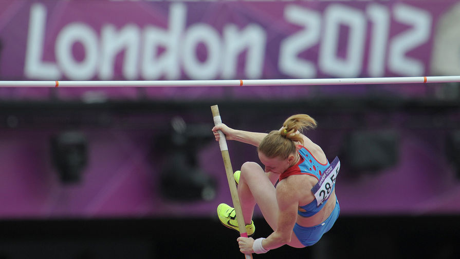 Светлана Феофанова выполняет прыжок с&nbsp;шестом во время квалификационных соревнований женщин на&nbsp;XXX летних Олимпийских играх в&nbsp;Лондоне, 2012 год
