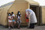 Местные жители во время посещения мобильного госпиталя МЧС РФ в Бейруте, 6 августа 2020 года
