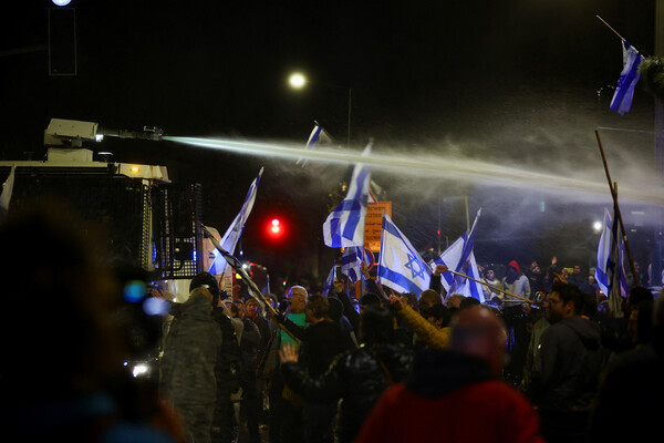 Полиция разгоняет протестующих водометом в&nbsp;Иерусалиме, 26&nbsp;марта 2023&nbsp;года 
