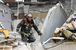 Сотрудник МЧС во время спасательной операции на месте взрыва газа в жилом доме №10 на улице Октябрьская в Балашихе, 20 сентября 2023 года