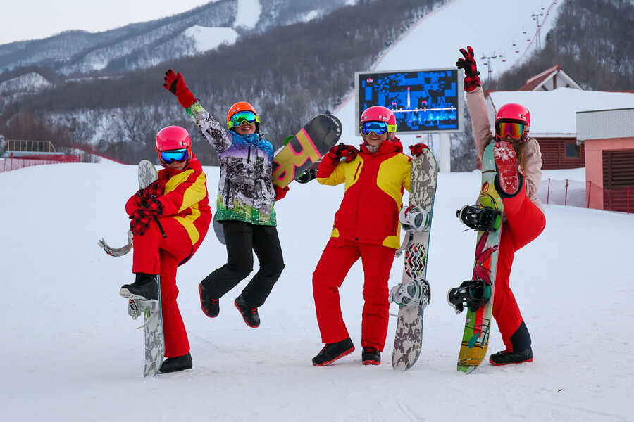Российские туристы во время отдыха на&nbsp;горнолыжном курорте Масикрен в&nbsp;КНДР, февраль 2024&nbsp;года